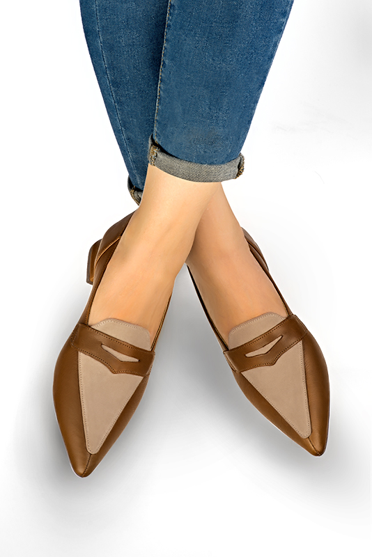 Caramel brown and tan beige women's essential loafers. Pointed toe. Flat flare heels. Worn view - Florence KOOIJMAN